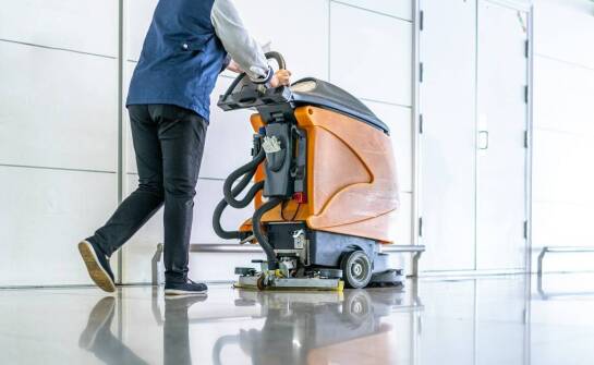 Kiedy codzienne zmywanie nie wystarcza — jak doczyszcza się wykładziny PCV w obiektach