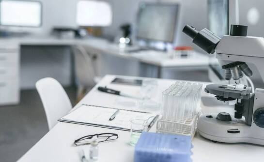 Jak materiał blatu i normy wykonania wpływają na stoły w laboratoriach przemysłowych i badawczych