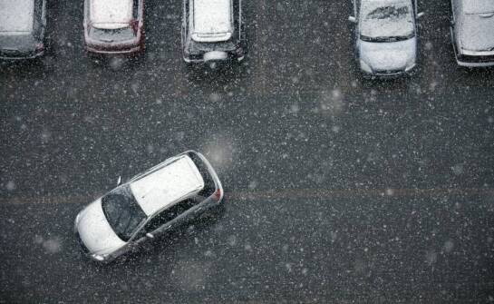 Jak planować zimowe utrzymanie dużych parkingów i placów, gdy liczą się koszty i ciągłość ruchu