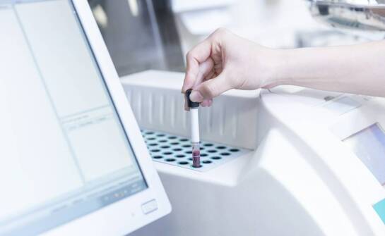 Jak lokalny punkt diagnostyczny łączy badania krwi, pakiety tematyczne i odbiór wyników online