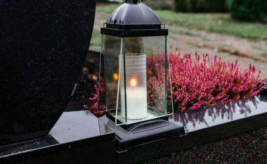 Jak zamocować lampion nagrobny na gładkim kamieniu i w niszy kolumbaryjnej