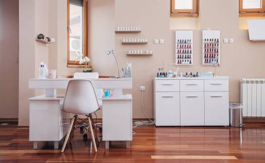 Domowy pokój do manicure — które materiały i rozwiązania wykończeniowe ułatwiają higienę