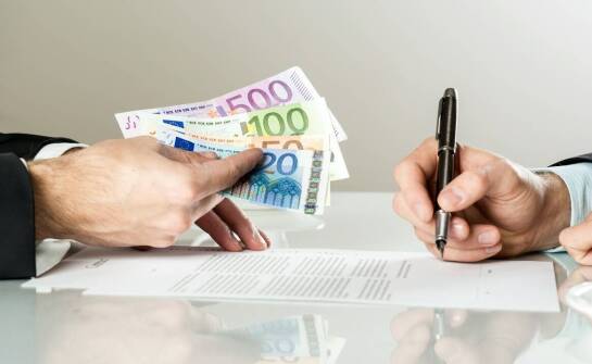 Sprzedaż wierzytelności w B2B — kiedy zamiana należności na gotówkę ma sens