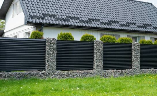 Dlaczego dom i zakład w Włoszczowie potrzebują różnych ogrodzeń, mimo podobnych warunków otoczenia