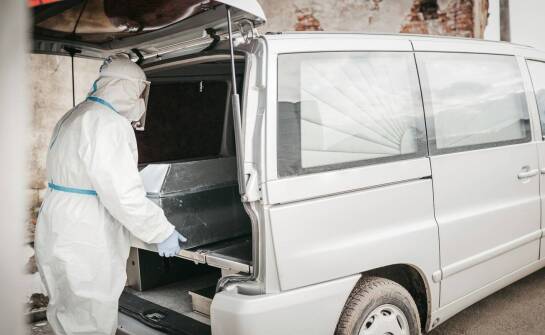 Kiedy transport zmarłego wymaga innych formalności niż sama ceremonia pożegnania