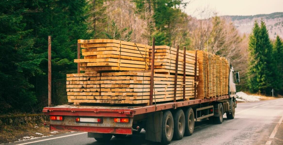 Jak zorganizować transport drewna z tartaku na plac budowy bez przestojów i uszkodzeń materiału