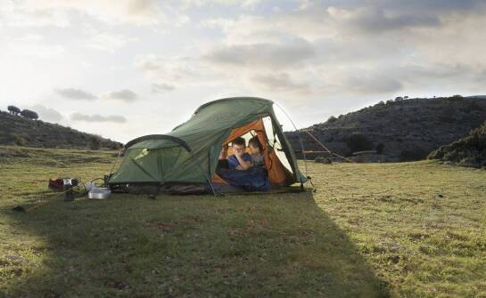 Dlaczego całoroczny glamping w jurtach staje się spokojną bazą pobytową dla rodzin i seniorów w Świętokrzyskiem