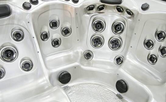 Jak ocenić nieckę do ogrodowego jacuzzi pod kątem materiału, ergonomii i utrzymania