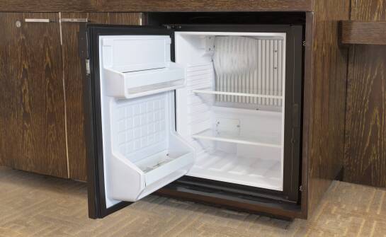 Minibar kompresorowy i absorpcyjny — kiedy w pokoju gościnnym liczy się cisza, a kiedy stabilność chłodzenia
