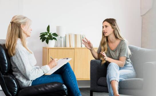 Kiedy psycholog, kiedy psychiatra — czego oczekiwać od pierwszej wizyty w poradni