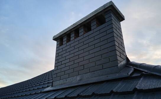 Jak dopasować komin do dachu i źródła ciepła w domu jednorodzinnym