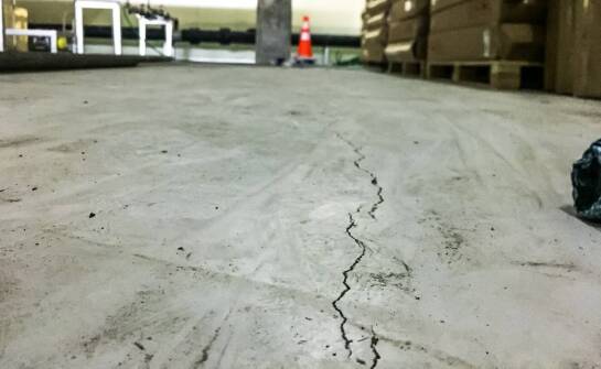 Dlaczego posadzka betonowa pęka po wylaniu mimo dobrej mieszanki — błędy wykonania i pielęgnacji