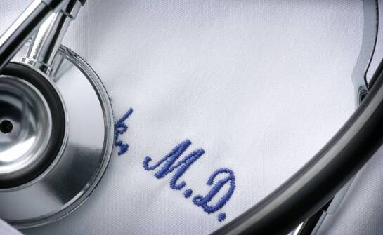 Personalizacja haftem na bluzie medycznej — kiedy imię, logo i miejsce haftu mają znaczenie