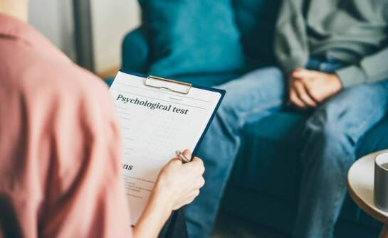 Dlaczego terapia uzależnień zaczyna się od diagnozy, a nie od samej abstynencji