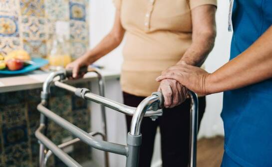 Jak rehabilitacja i terapia zajęciowa wspierają codzienną samodzielność mieszkańców domu opieki