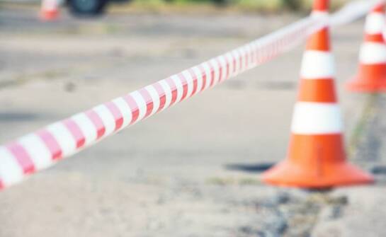 Kiedy taśmy sygnalizacyjne wystarczają przy robotach drogowych, a kiedy potrzebne są dodatkowe bariery