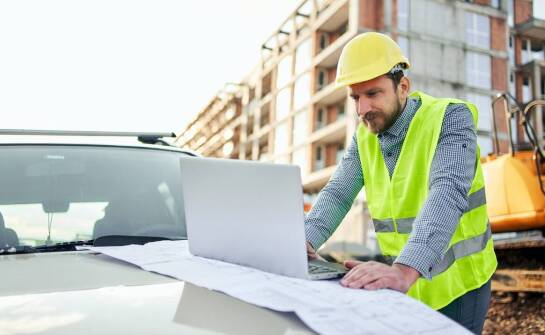 Laptop do ewidencji sprzętu i terminów w firmie obsługującej zlecenia budowlane