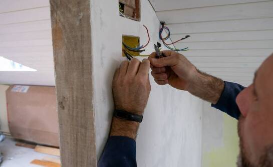Dlaczego koszt prac elektrycznych w domu jednorodzinnym na Podlasiu tak mocno zależy od zakresu