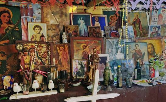 Obrazy religijne w domu i parafii — jak motyw, format i miejsce zmieniają odbiór