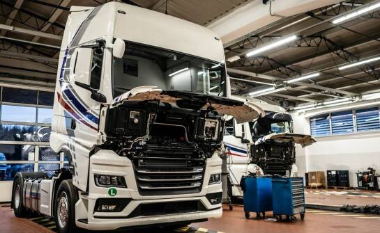 Po awarii lub kolizji ciężarówki Mercedes-Benz — jak przebiega naprawa, dokumenty i odbiór przed powrotem na trasę