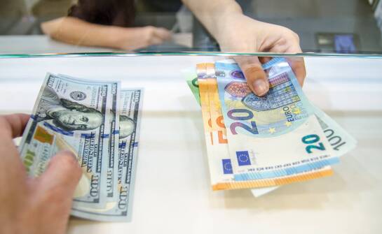 Co sprawdzić przed wymianą waluty w warszawskim kantorze stacjonarnym, gdy liczą się kurs i dostępność