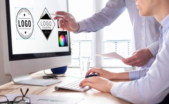 Jak brief i portfolio porządkują decyzję przy zlecaniu logo dla firmy B2B z Poznania