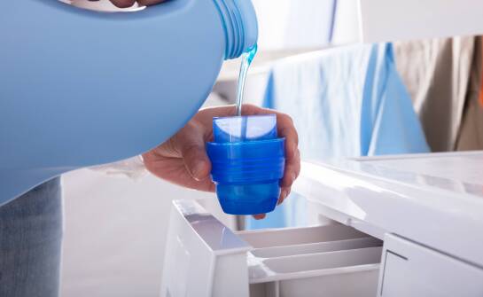 Jeden ekologiczny żel do różnych tkanin — kiedy ma sens w domu