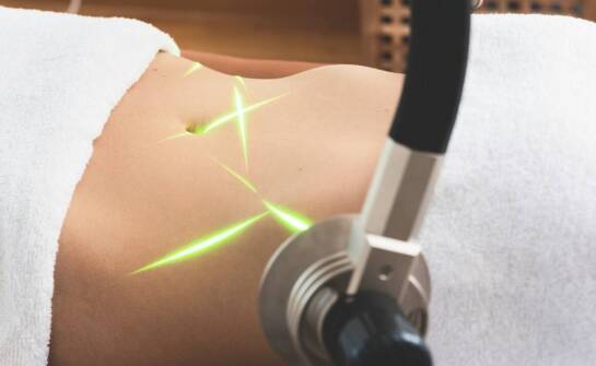 Jak laser podgrzewa tkankę tłuszczową i dlaczego skóra się obkurcza