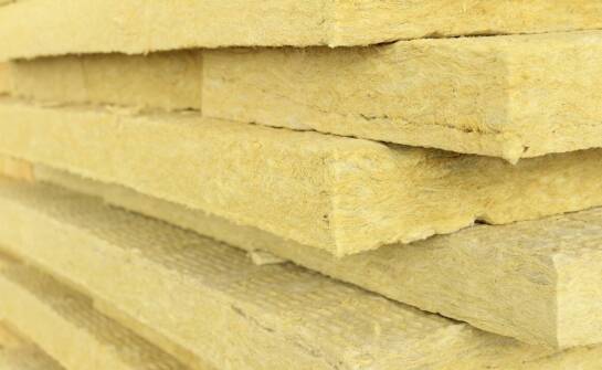 Co decyduje o wyborze między płytą wermikulitową a ceramiczną w kominkach i piecach