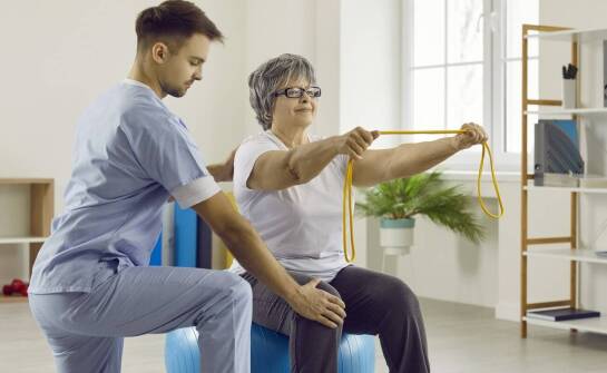 Rehabilitacja neurologiczna w domu — od oceny funkcji do samodzielnych ćwiczeń