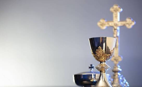 Jak przebiega renowacja naczynia liturgicznego od oceny uszkodzeń do odtworzenia powłok