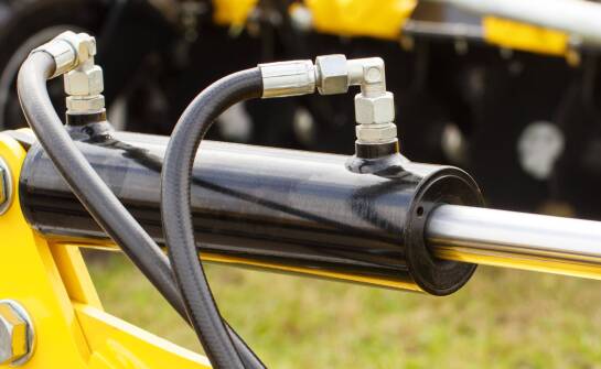 Jakie wymagania muszą spełniać cylindry hydrauliczne w maszynach budowlanych, górniczych i rolniczych
