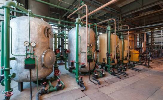 Hala chemiczna projektowana od zagrożeń — jak materiały i wentylacja zmieniają układ obiektu