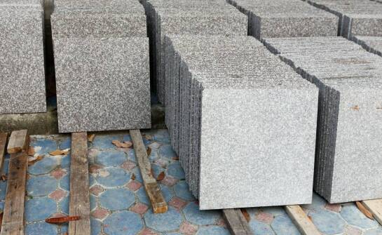 Jak właściwości granitu wpływają na trwałość materiału w budowie i ogrodzie