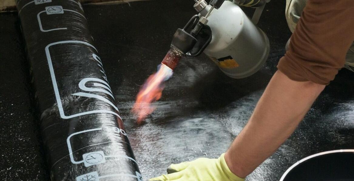 Jak układa się membranę EPDM na dachu płaskim i od czego zależy metoda montażu