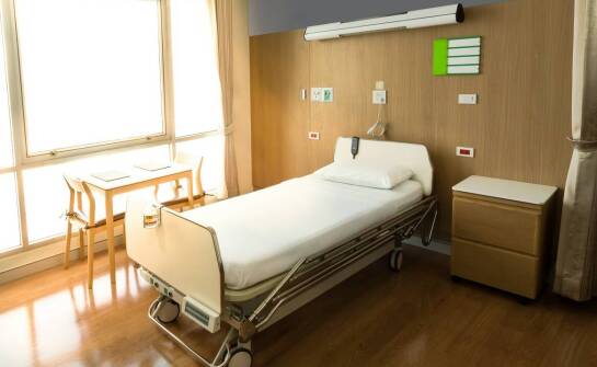 Jak przygotować domową sypialnię pod regulowane łóżko medyczne i opiekę chorego