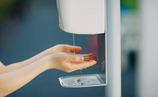 Jak automatyczna umywalka i dyspenser papieru porządkują higienę w miejskiej toalecie