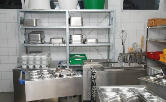 Jak stal nierdzewna pomaga zorganizować małe zaplecze kawiarni pod kątem higieny i odbioru sanitarnego
