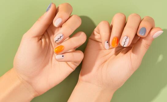 Jak światło i tło zmieniają efekt manicure hybrydowego fotografowanego w domu