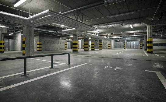 Kiedy posadzka betonowa, a kiedy warstwa utwardzana DTS sprawdza się w nadmorskich halach i parkingach