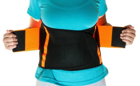 Pasy treningowe wokół talii — kiedy mają sens przy cardio i treningu siłowym w domu