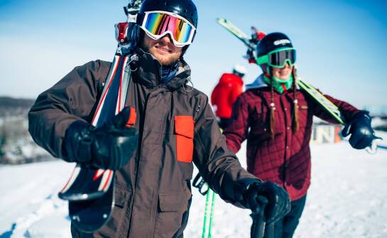 Jak konstrukcja męskiej kurtki narciarskiej zmienia się między jazdą po trasie a freeride'em