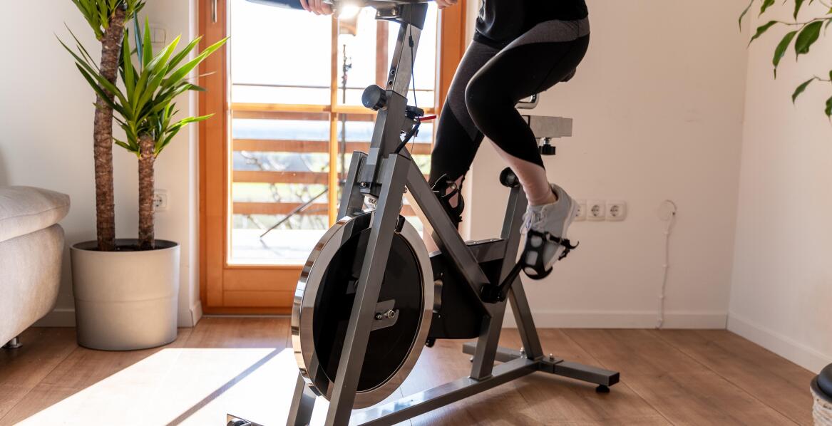 Rower treningowy do mieszkania — kiedy liczą się wymiary, stabilność i cicha praca