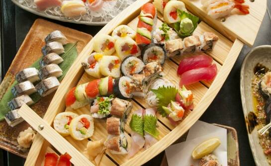 Jak włączyć sushi do menu przyjęcia w warszawskiej sali bankietowej