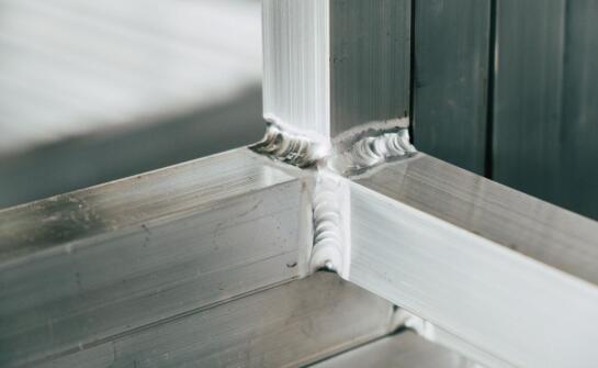 Dlaczego aluminium przed spawaniem MIG wymaga innego przygotowania niż stal