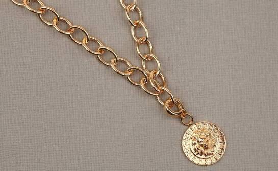 Złota biżuteria zodiakalna — kiedy symbol ma znaczenie, a kiedy liczy się materiał