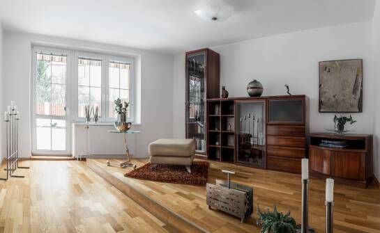 Dlaczego drewniana witryna o lekkiej bryle porządkuje nowoczesny salon bez ciężaru