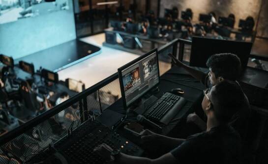 Co obejmuje obsługa imprezy poza samą muzyką i jak łączy prowadzenie z techniką