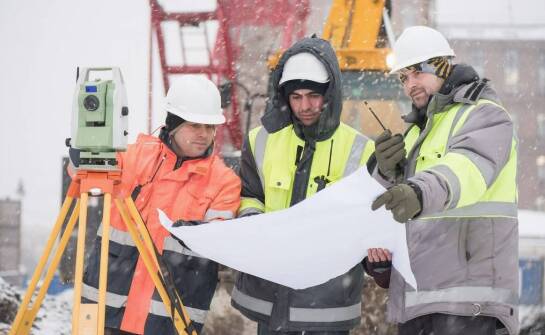 Ocieplenie w kurtkach do pracy: jak materiał wpływa na ciepło i swobodę ruchów zimą