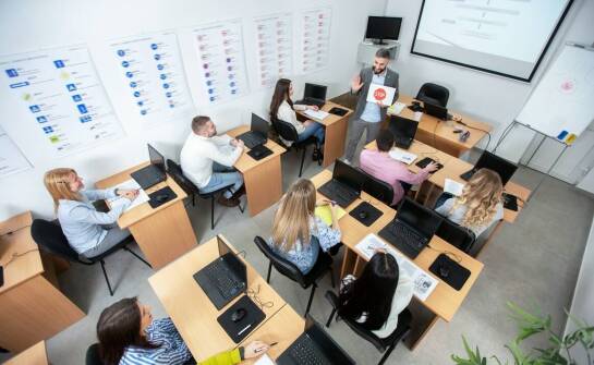 Jak kompetencje menedżerskie z MBA online spotykają się z doświadczeniem pedagoga